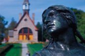 Aujourd'hui : Statue d’Évangéline. / Photo: Parcs Canada.