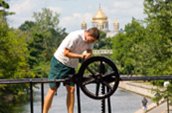 Ouverture d’une écluse à la main au canal Rideau. / Photo: Parcs Canada.