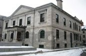 Maison de la Douane – 150, rue Saint-Paul

L’édifice d’inspiration néoclassique fut construit en 1836. Il est aujourd’hui intégré au musée Pointe-à-Caillière.