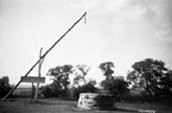 1926: le puit d'Évangéline. / Photo: Ministère des Mines et des Relevés techniques, Bibliothèque et Archives Canada PA-020124.