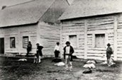 Les trappeurs et les chiens, début du 20e siècle. / Photo: Parcs Canada, Centre national de documentation des lieux historiques.