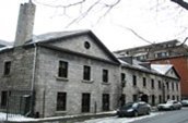 Entrepôts des frères Bouthillier – 296-306, Place D’Youville

Construits en 1827-1828, on remarque qu’avec la pierre de taille, leurs frontons triangulaires et leurs oeils de bœuf, ces entrepôts s’inscrivent dans la pure tradition de l’architecture néoclassique.