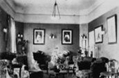 1914: vue à l'intérieur de la résidence du commissaire, Dawson, au Yukon. / Photo: Archives du Yukon, collection Martha L. Black, n ° 56.