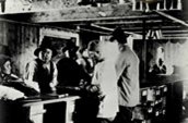 L'intérieur du magasin, début du 20e siècle. Photo: Parcs Canada, Centre national de documentation des lieux historiques.