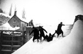 Vers 1900: Premenade en raquettes sur une écluse du canal Rideau. / Photo: Samuel J. Jarvis, Bibliothèque et Archives PA-025007.