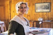Les restaurants sur le site proposent d’authentiques repas de l’époque, comme de la soupe de poisson et des pâtisseries françaises. / Photo: Parcs Canada.