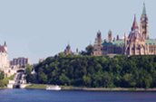 Aujourd'hui : Le canal s’écoule devant les immeubles du Parlement.  / Photo: Parcs Canada.